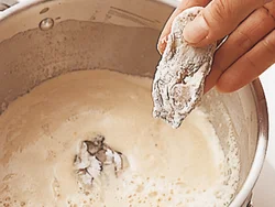 かきに片栗粉をまぶしておくと、豆乳が分離することなく煮汁にとろみがつく。