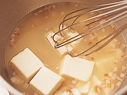 豆腐を泡立て器で混ぜるだけ。ある程度細かくして水溶き片栗粉でとじるとなめらかに。