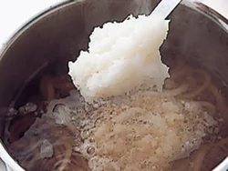 うどんを温めたところに大根おろしを入れて温める。煮るほどではなく、少し温める程度でも汁がさめにくくなる。