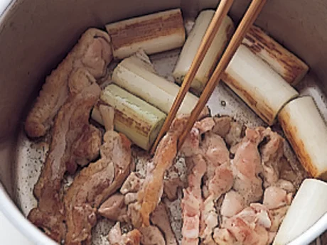 とり肉とねぎは、こんがり焼き色がつくまで焼いてから煮る。こうすると、こうばしさが加わり、うまみが増す。