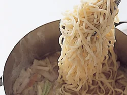 中華麺はかためにゆでて、肉や野菜の入ったスープで煮ることで、スープのうまみを吸っておいしくなる。