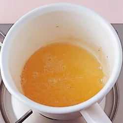 カラメルソースは、うすいきつね色になったら火を止める。程よい濃度で、トッピングしやすい。