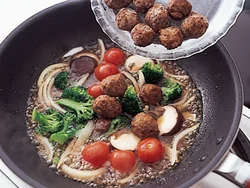 合わせ調味料が煮立ったところに肉だんごを入れる。冷凍保存していれば、凍ったまま入れてOK。中まで温まったか様子を見てから水溶き片栗粉でとろみをつけて。