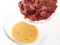 ひき肉以外の材料を最初に混ぜてから、ひき肉を加えると、全体に早くなじんで混ぜやすい。全体がなじんで、ひき肉に粘りが出てなめらかになったら混ぜ終わり。