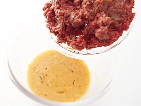 ひき肉以外の材料を最初に混ぜてから、ひき肉を加えると、全体に早くなじんで混ぜやすい。全体がなじんで、ひき肉に粘りが出てなめらかになったら混ぜ終わり。