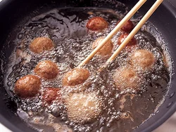 揚げたてはそのまま食べてもおいしい。好みでサラダ菜を添えたり、粉ざんしょうなどをふっても。