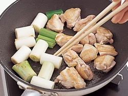 とり肉を焼きつけ、あいたところに長ねぎを入れて焼き、とり肉のうまみをねぎに吸わせる。