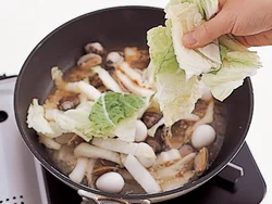 材料をすべて入れ、とろみをつける直前に白菜の葉を加えて、しゃきしゃき感を残す。