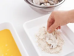 小麦粉にカレー粉を混ぜてかきにつける。かきの臭みが消え、カレー粉の風味でおいしくなる。
