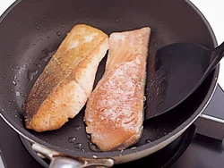 鮭は皮目から入れる。こんがりと焼き色をつけると、食べごたえもアップ。