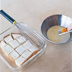 オレンジの皮をすりおろして卵液に加えると、風味よく仕上がる。