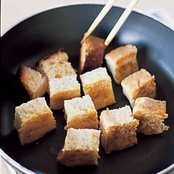 パンの断面すべてにこんがりと焼き色をつけて、カリッと仕上げる。