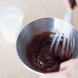牛乳を少しずつ加えてだまを作らない。