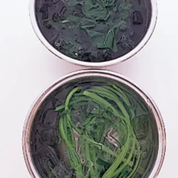 からし菜はゆでたあと冷水にとると、鮮やかな緑色になり、歯ごたえもシャキッとする。