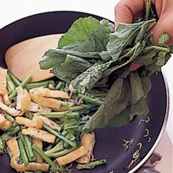 からし菜の葉は茎がしんなりしたら加える。葉はすぐに火が通るのでさっと炒めればＯＫ。