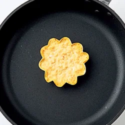 ３品目、にんじん入り卵焼きを仕上げる