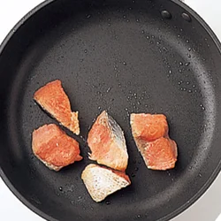 ３品目、鮭のごましょうが焼きを仕上げる