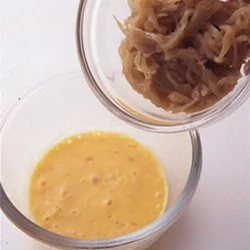 卵液に「切り干し大根の洋風煮」をたっぷり入れて、オムレツを作る。