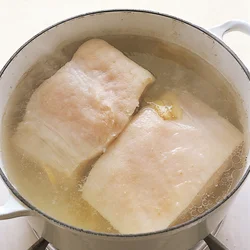 煮立てずじっくりゆでると肉がやわらかジューシーに