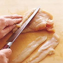 とり肉は、薄めにそぎ切りにすると、火が通りやすく、表面はカリッと、中はやわらかくジューシーに揚がる。