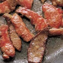 小麦粉をまぶして焼き肉のうまみをとじ込める