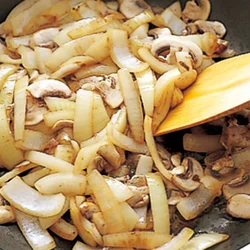 玉ねぎは歯ざわりよく仕上げるため、厚めに切って、焼き色がつくまで強火でさっと炒める。