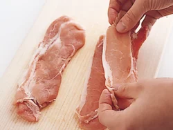 薄切り肉を重ねることでボリュームを出す。１枚ずつ広げて、形を整えながら重ねる。