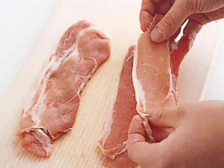 薄切り肉を重ねることでボリュームを出す。1枚ずつ広げて、形を整えながら重ねる。