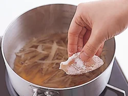 淡泊なとりむね肉も片栗粉をまぶしてから煮ると、パサつかず、味もからみやすくなる。