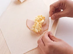 ハムを下に敷くと巻きやすく、味出しにもなる。簡単タルタルソースも一緒に巻くのでたれいらず。