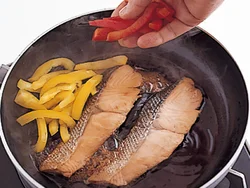 パプリカは火を通しすぎないよう、さっと味をからめる程度に煮ればよい。