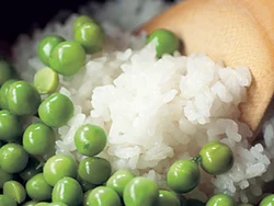 炊き上がったご飯にグリーンピースを混ぜるだけ。色鮮やかでぷっくりと丸いグリーンピースの豆ご飯に仕上がる。