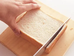 食パンは油をひかずにフライパンで焼く。こうすると表面はこんがりとして、中はしっとりとしたトーストになる。