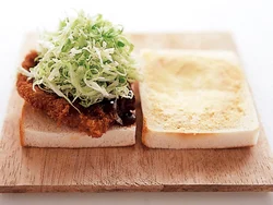 とんかつソースにトマトケチャップのさわやかな酸味をプラス。濃度がついてとんカツとキャベツになじみやすく、豚肉の風味によく合うソースに。