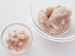 えびだねは手にくっつきやすいので、手に油を薄くぬっておくと、形を整えやすい。はさみやすいように、平らに整えて。