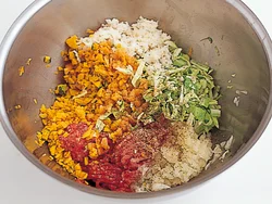 メンチカツだねの材料をボウルに入れ、しっかり混ぜる。野菜が多いのでふんわりとした食感に。