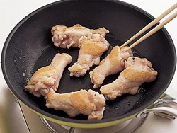 手羽元はしっかり焼き目をつけてこうばしく。数カ所穴をあけておくと味がしみやすく、火も通りやすい。