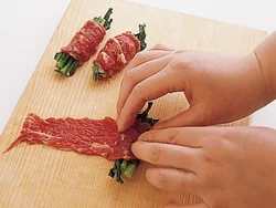牛肉が小さい場合は、２〜３枚重ねると巻きやすい。軽く塩、こしょうをふって下味をつけておく。