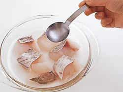 白身魚は好きな旬の魚を使って。酒をふりかけると臭みが消え、ふんわりと仕上がる。