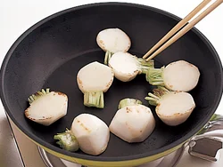 かぶの表面に焼き色がつくまでさっと焼く。煮くずれしにくくなり、こうばしさも出る。