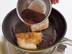 合わせ調味料を加えたあと、水分をとばしながら煮ると、短時間でもかじきに味がしみやすい。