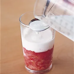 牛乳をスプーンに伝わらせながら、ゆっくり注ぐと2層になる。