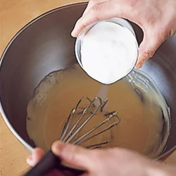 ヨーグルトは、粉っぽさがなくなった生地に加え、だまを作らない。