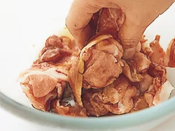 豚肉に調味料をもみ込むように、まんべんなく混ぜると、夜までに味がよくなじむ。