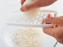 玉ねぎをすりおろすと、水分が程よく出ます