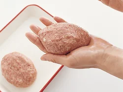 しっかり空気を抜くと、割れずに焼けて肉汁が出ません