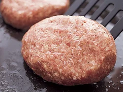 両面をしっかり焼いて、肉汁を閉じ込めます