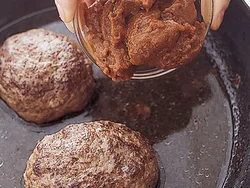 焼き色がついたらソースを加えてあとは煮込むだけ！