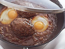 卵も一緒に煮たら、半熟の目玉焼きに