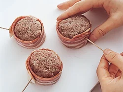 まわりをベーコンで巻き、最後はようじでしっかり留める